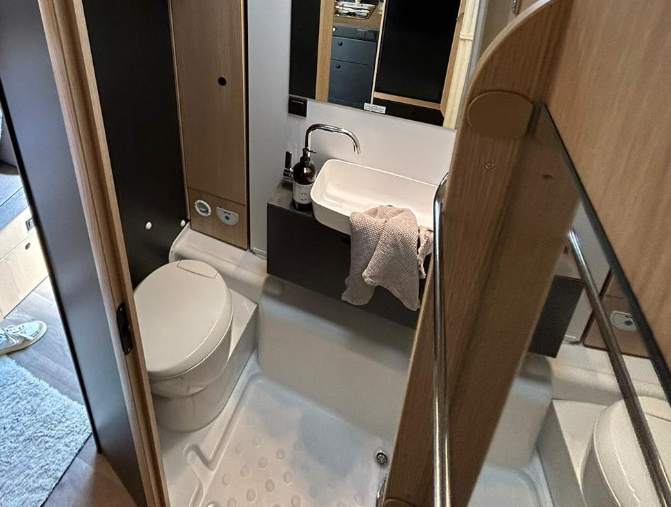 auto-lipperland-sunlight-t67-bad