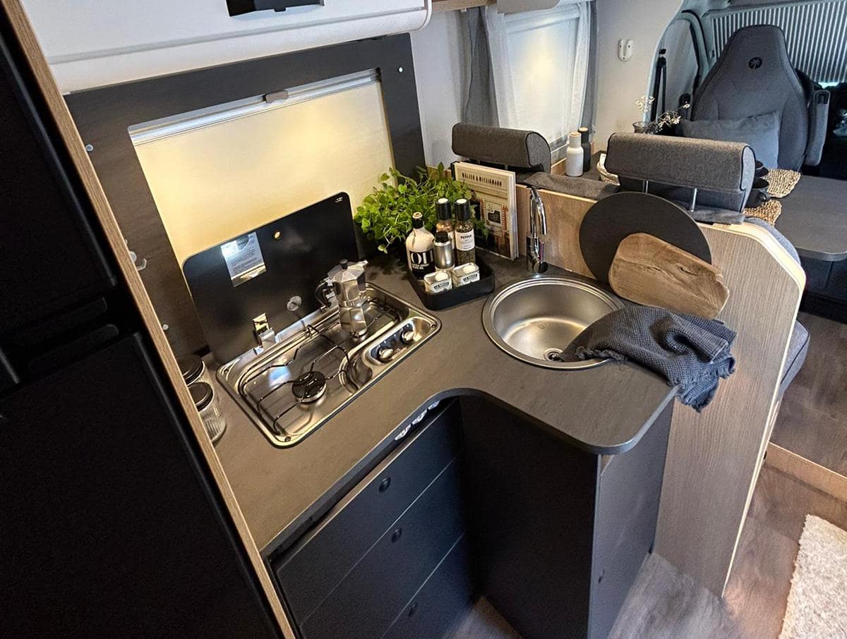 auto-lipperland-sunlight-t67-kueche