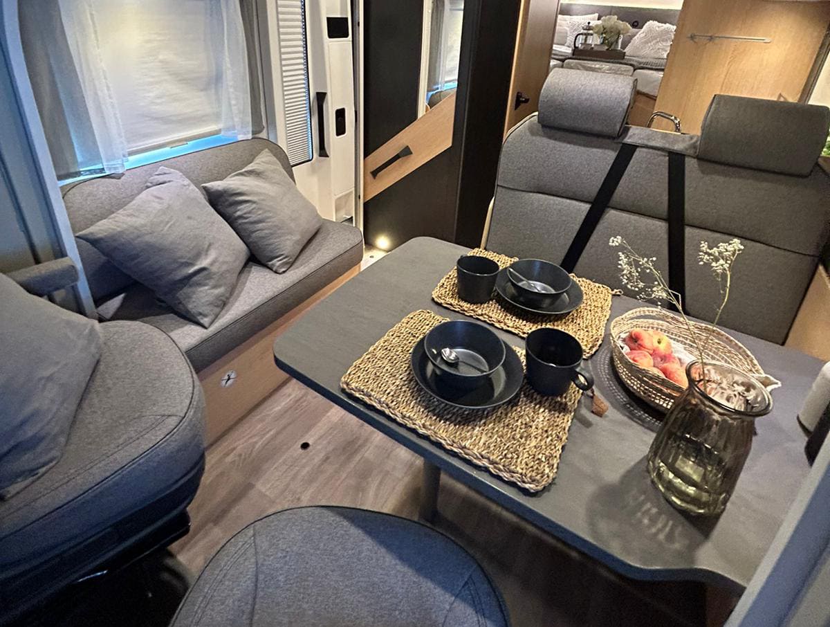 auto-lipperland-sunlight-t67-sitzecke-02