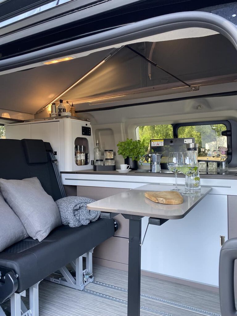 Sitzbank mit Tisch und Küchenzeile