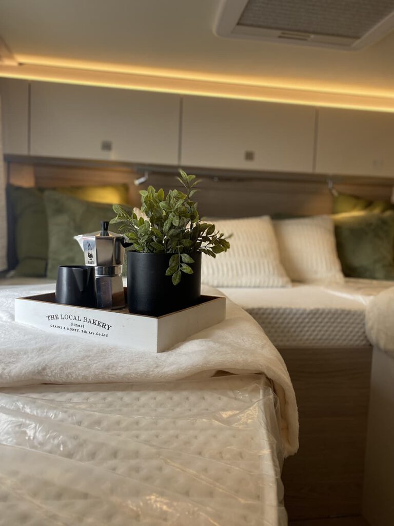 Tablett mit Kaffee Tassen im Bett