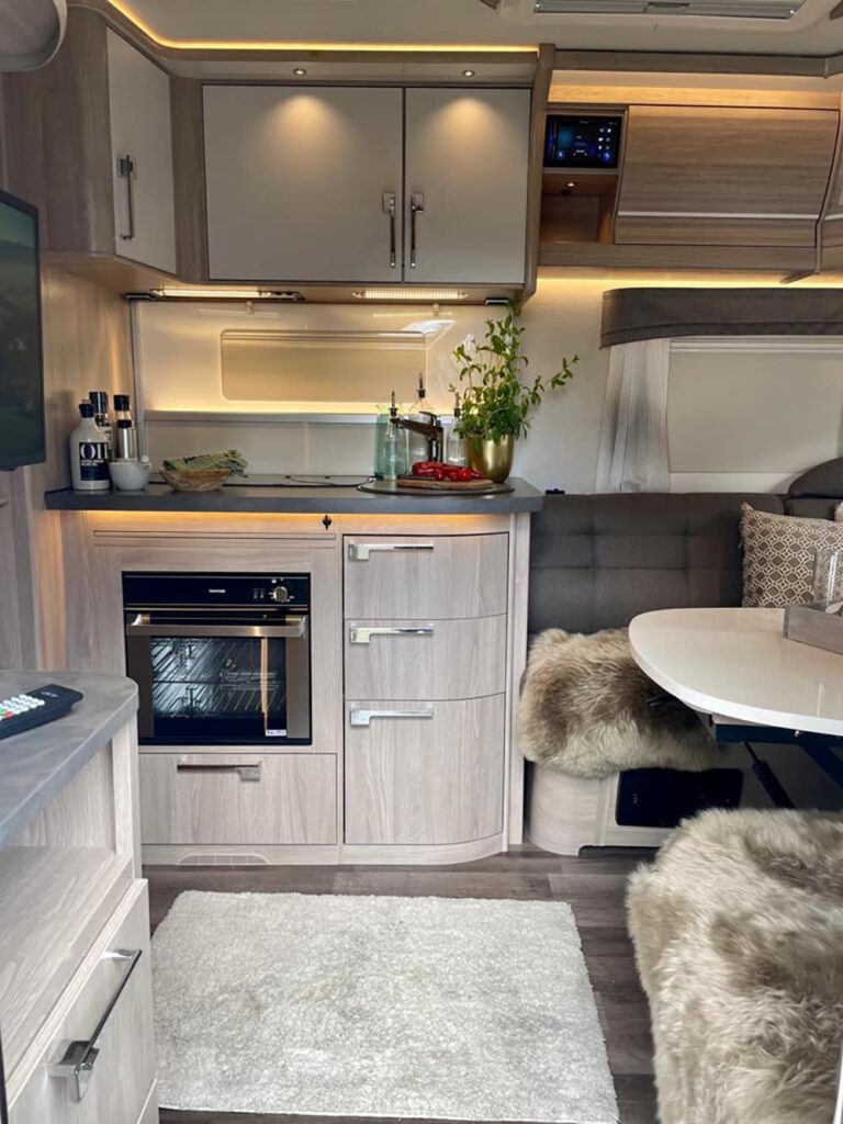 Küchenzeile mit Backofen im Wohnmobil