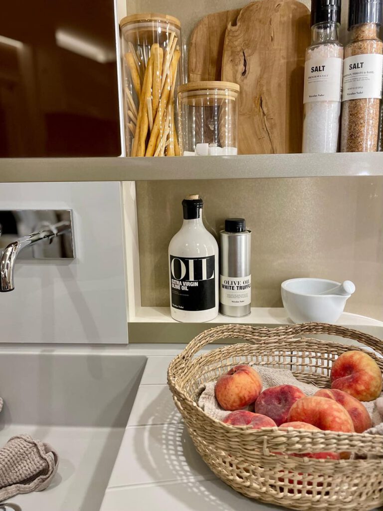 Detailbild von Küchenregal mit Deko