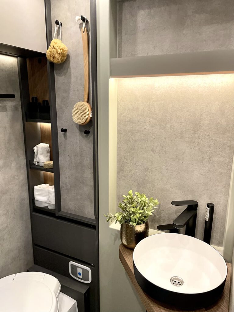 Badezimmer mit grauen Wänden und Dekoration