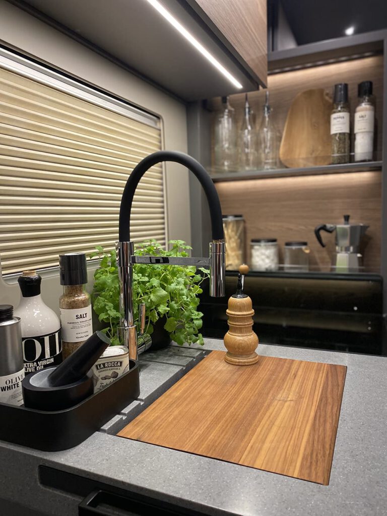 Nahaufnahme Küche im Wohnmobil