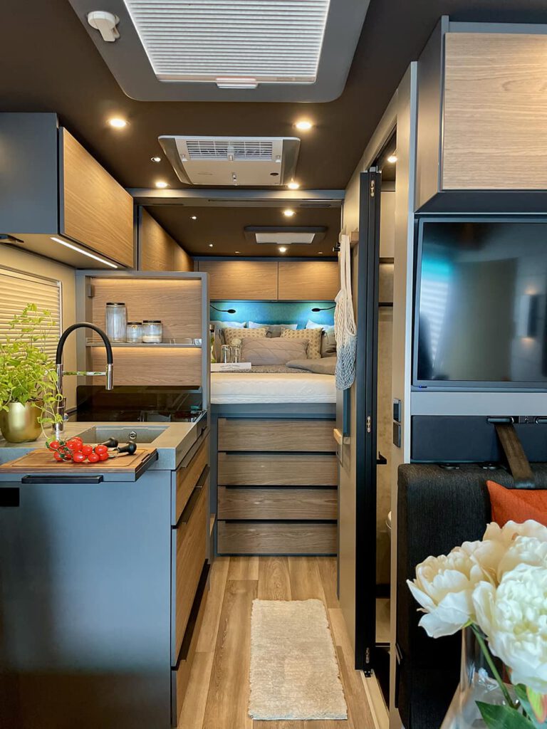 Innenraum vom Wohnmobil mit Fernseher und indirekter Beleuchtung