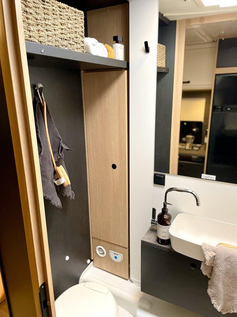 Badezimmer mit Waschbecken und Dusche