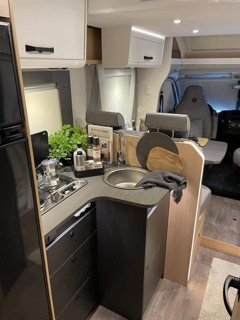 Küchenzeile mit Waschbecken und Gasherd