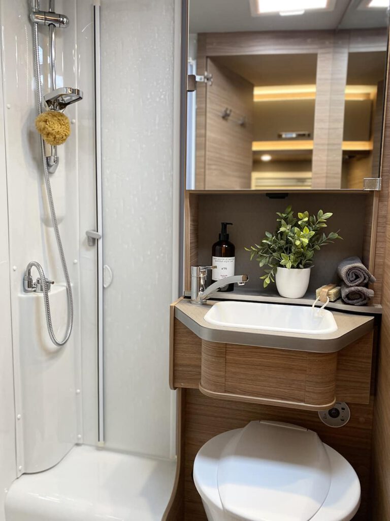 Badezimmer mit Waschbecken, Dusche und Toilette