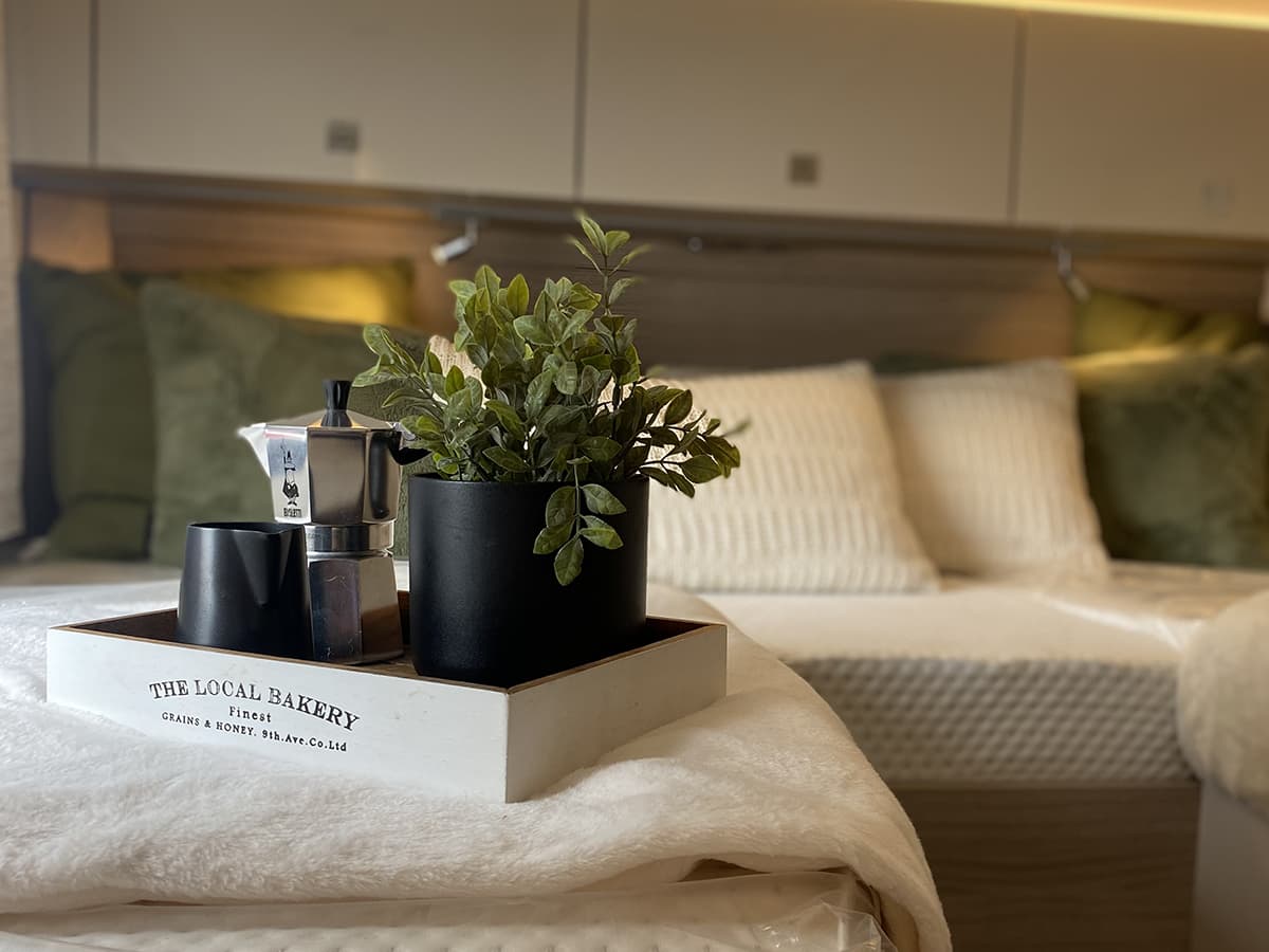 Schlafplatz mit Deko-Tablett zum Frühstücken