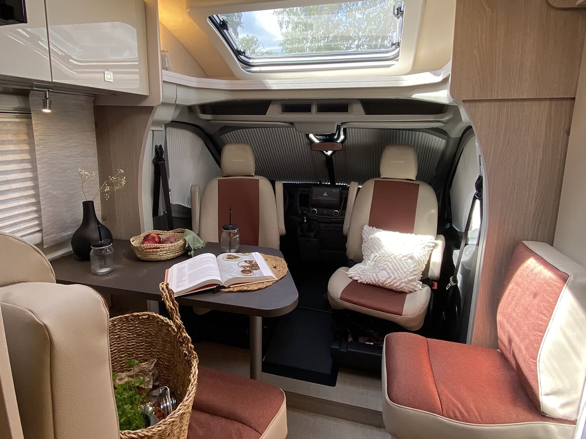 Sitzecke mit roten Polsterbezügen