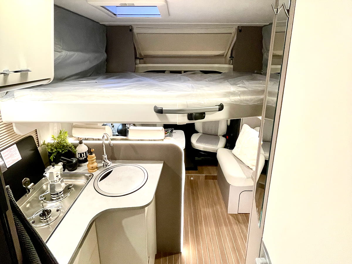 Hubbett im Wohnmobil über der Sitzecke