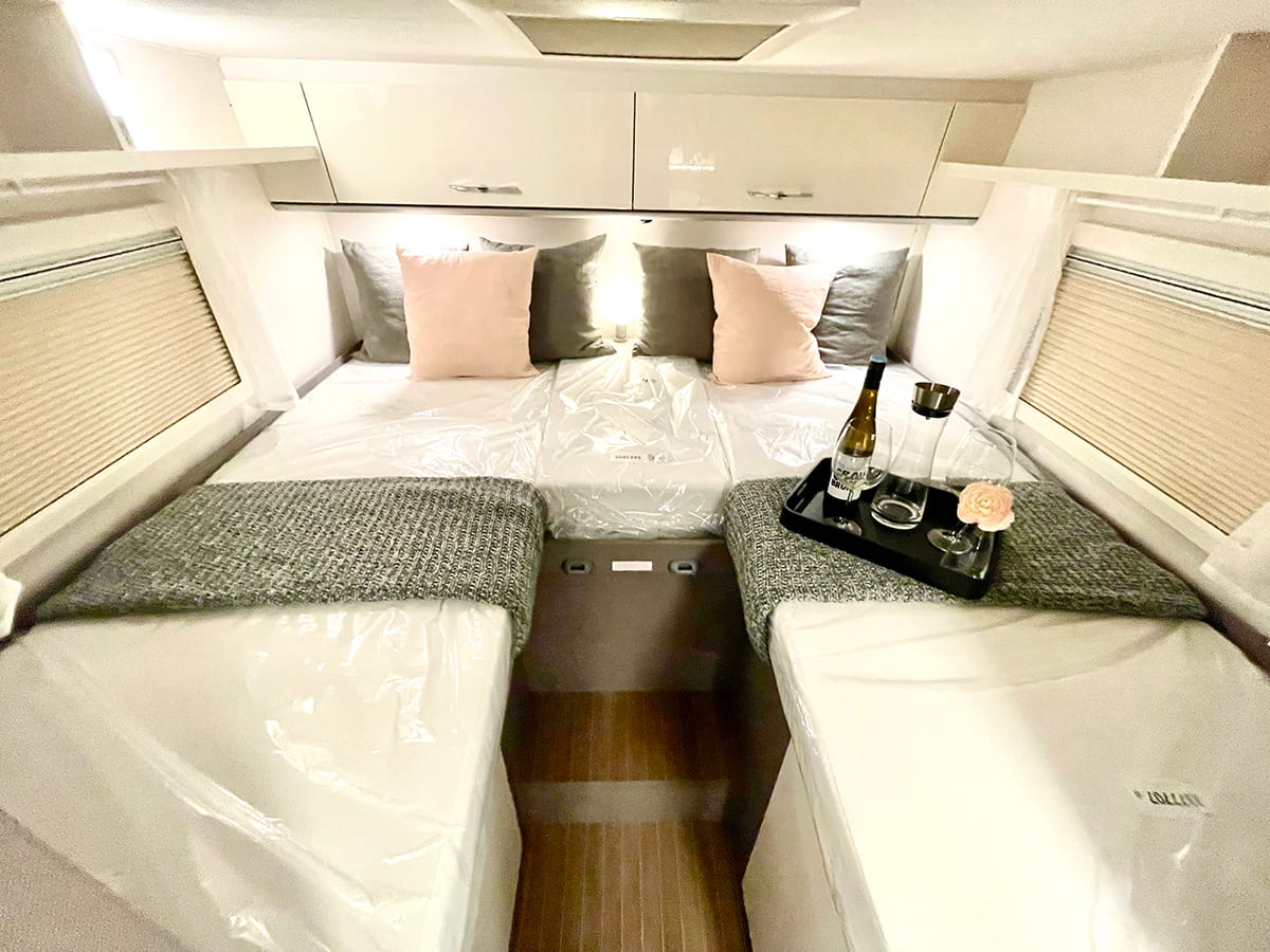 Bett mit zwei getrennten Schlafplätzen im Wohnmobil