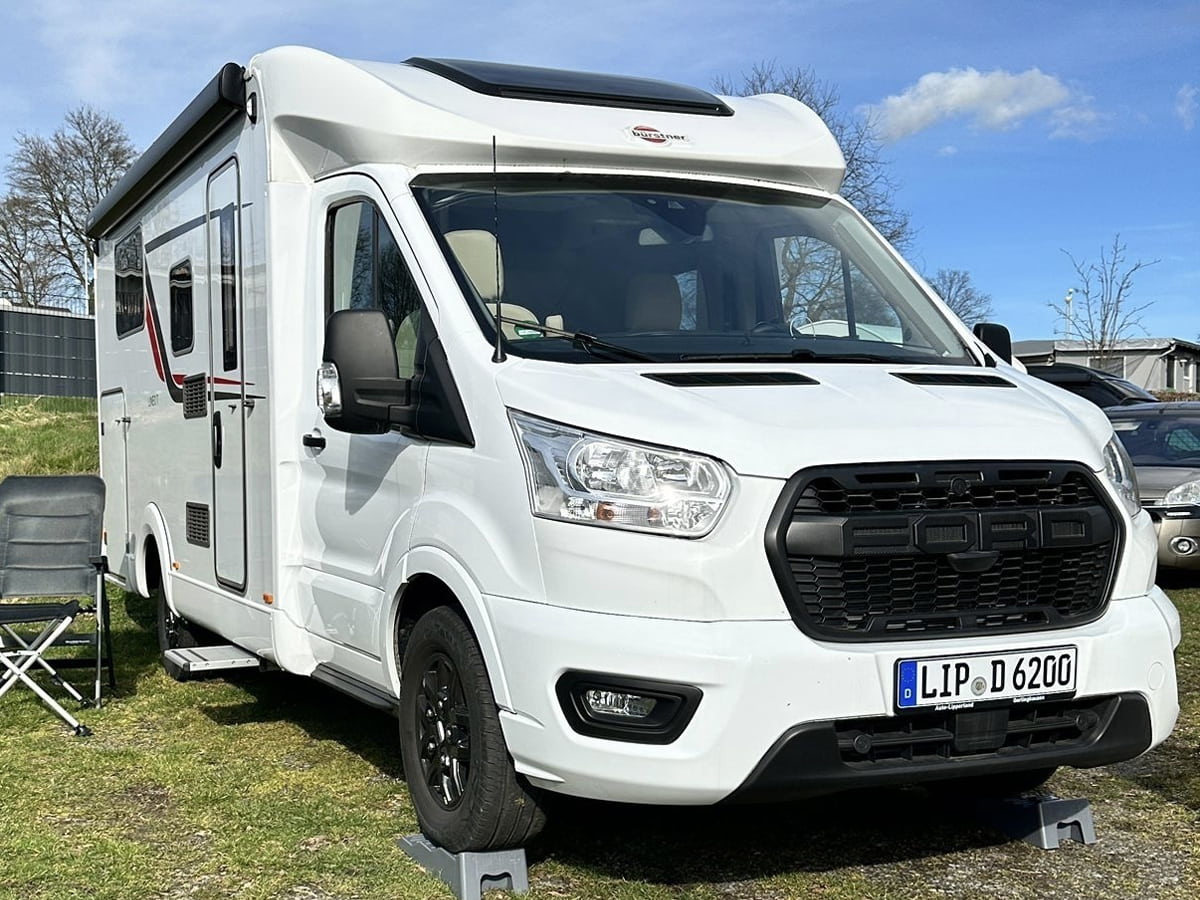 Weißes Wohnmobil Außenansicht