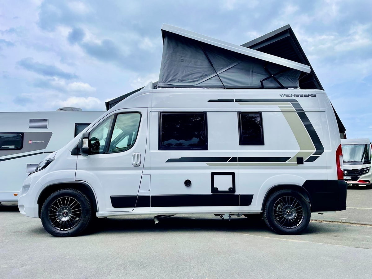 Reisemobil mit Aufstelldach Außenaufnahme.