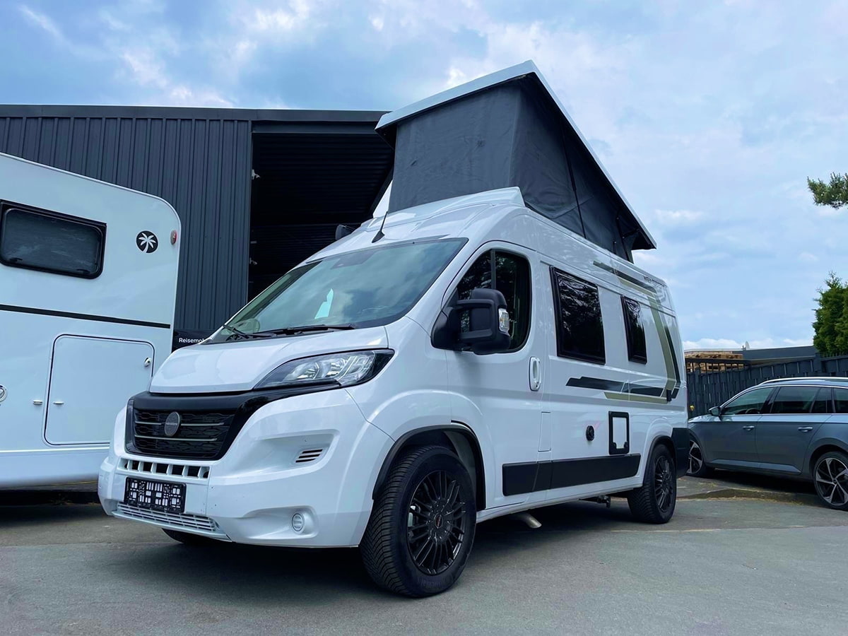 Reisemobil mit Aufstelldach Außenaufnahme.