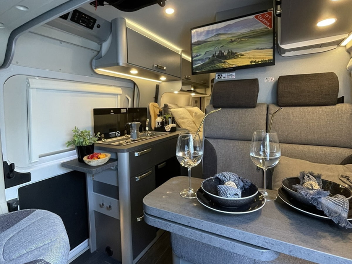 Innenbereich vom Wohnmobild mit Sitzecke