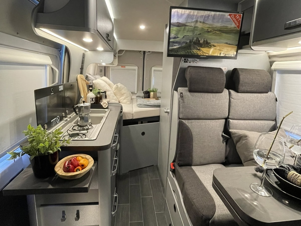Innenbereich vom Wohnmobild mit Sitzecke