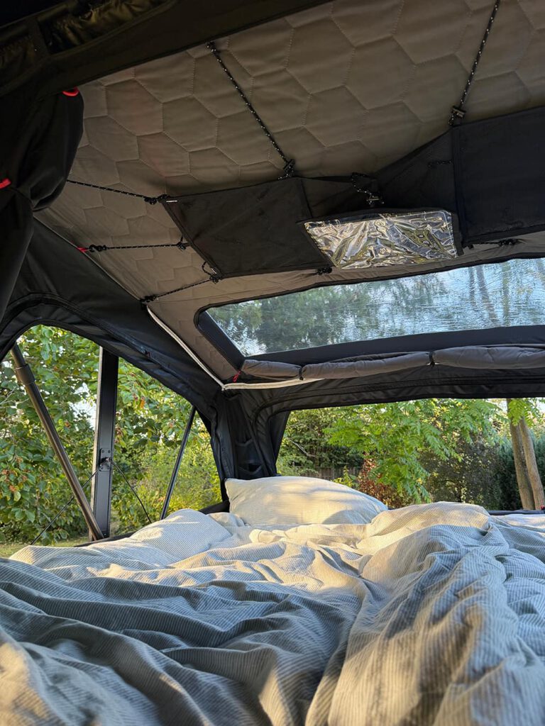 Schwarzes Dachzelt innen mit Fenstern